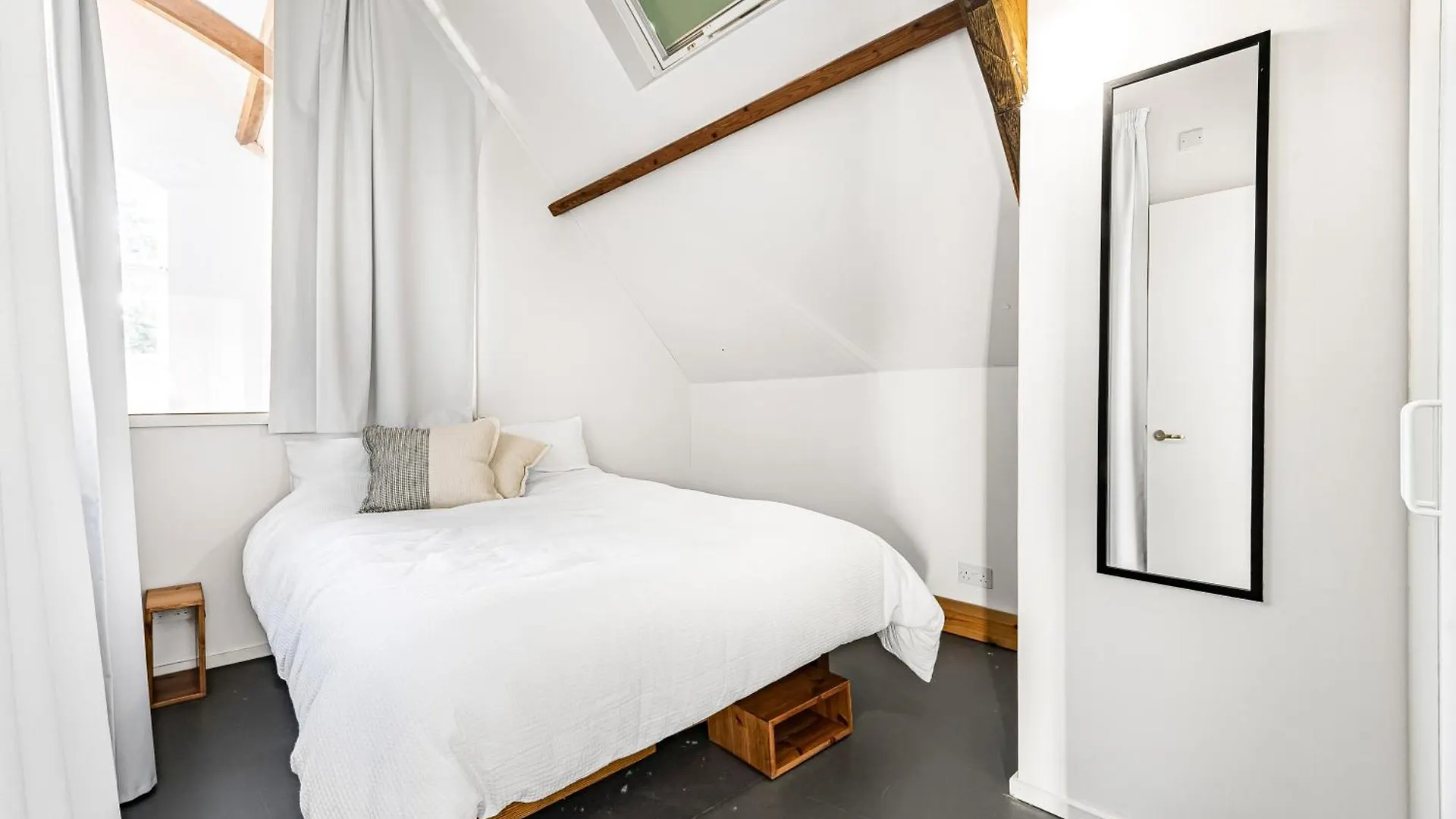 Schoolbell Mews Full 3 Bedroom 2 Bathroom Architect Designed Mews House Fabulous Bow, Victoria Park Location London Holiday home
