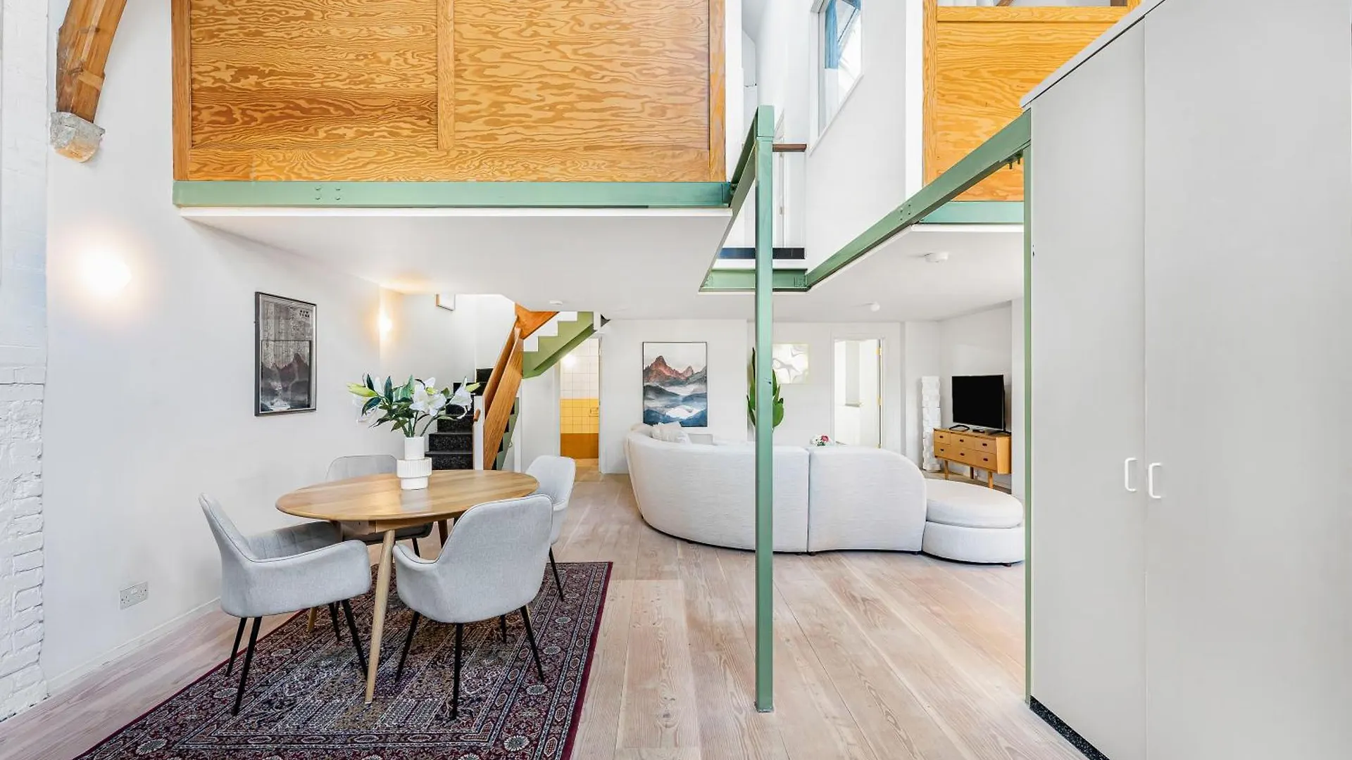 Holiday home Schoolbell Mews Full 3 Bedroom 2 Bathroom Architect Designed Mews House Fabulous Bow, Victoria Park Location London