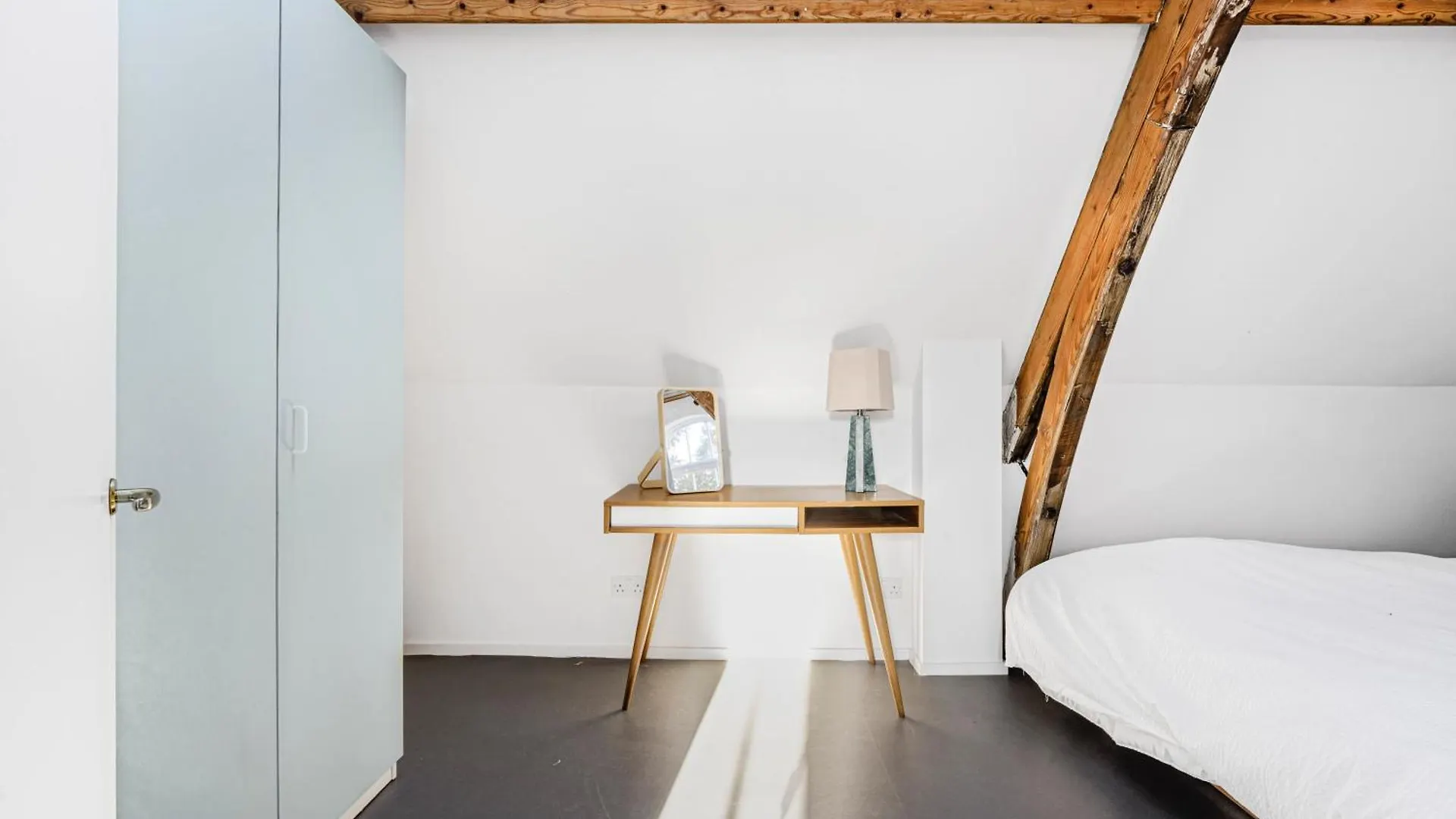 Schoolbell Mews Full 3 Bedroom 2 Bathroom Architect Designed Mews House Fabulous Bow, Victoria Park Location London
