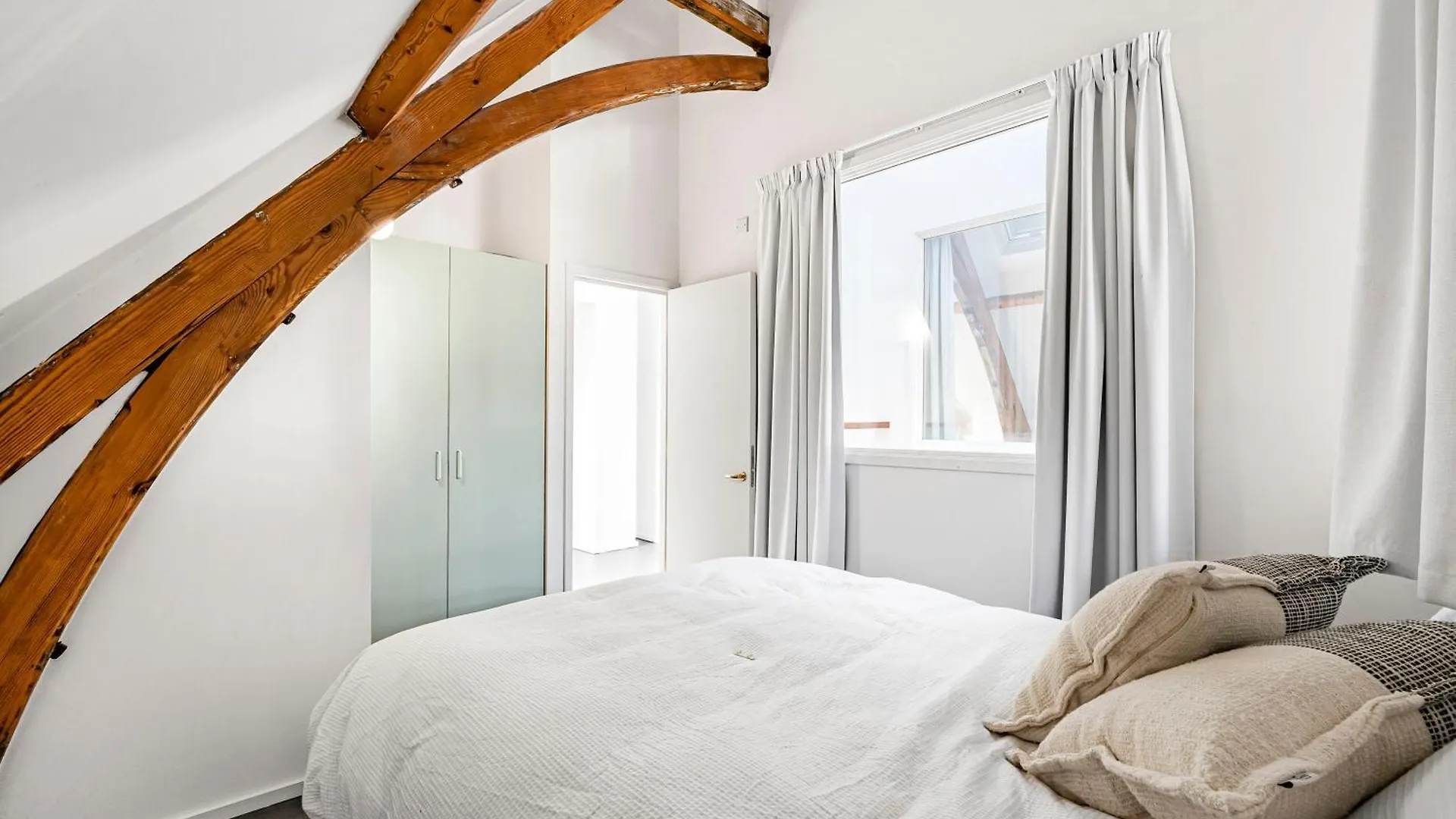 Schoolbell Mews Full 3 Bedroom 2 Bathroom Architect Designed Mews House Fabulous Bow, Victoria Park Location London United Kingdom